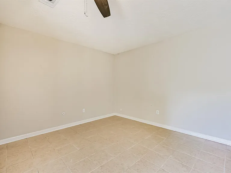 1113 N Heron Dr — Photo 17