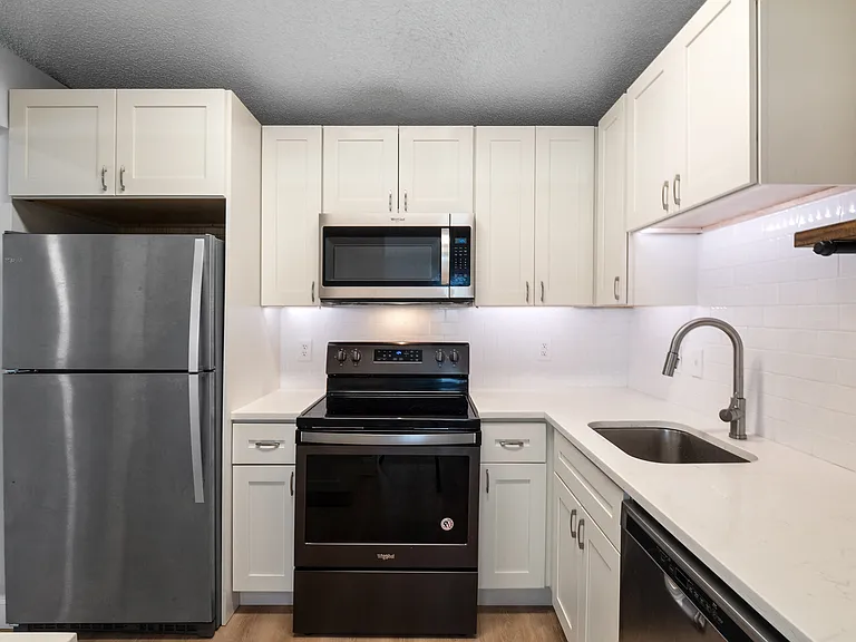 9057 N Swan Cir — Photo 1
