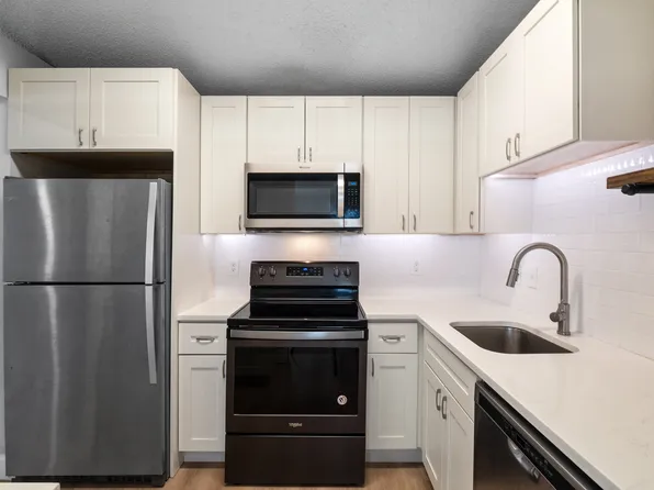 9057 N Swan Cir, Saint Louis, MO 63144