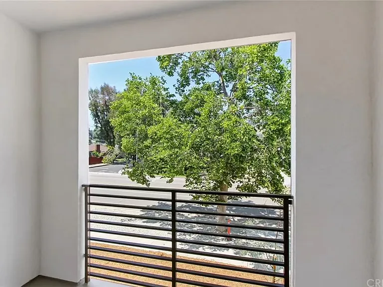 5008 Topanga Canyon Blvd — Photo 3