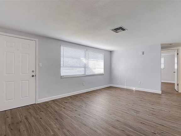 3rd image of 10940 Oakdale Ave