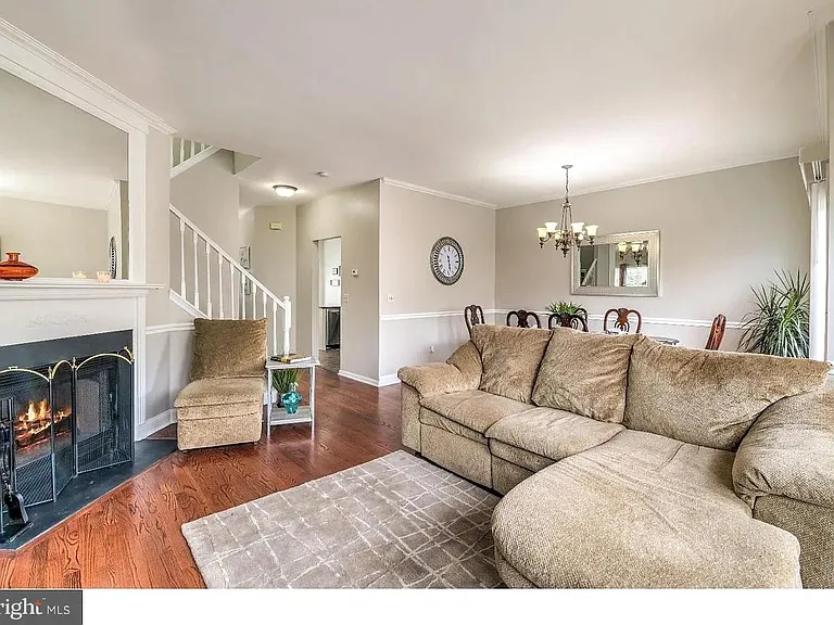 216 Waverly Ct — Photo 11