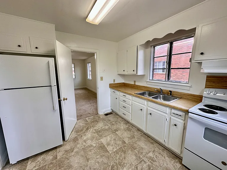 502 Elmhurst Rd — Photo 5