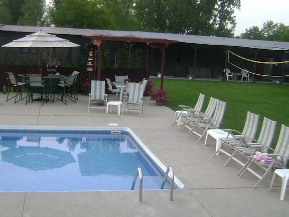 NEWER CONCRET POOL DECK