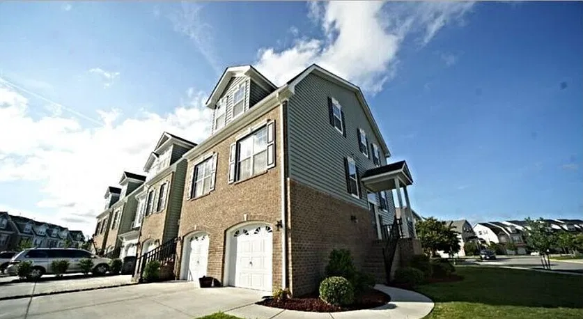 4 bed, 3.5 bath, 2704 sqft, $3,250 — Photo 1
