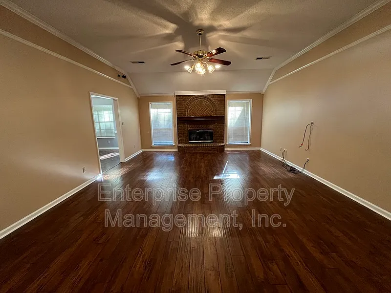 4 bed, 2.0 bath, 2479 sqft, $2,275 — Photo 4