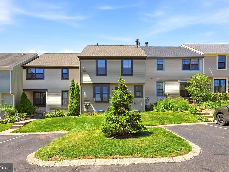 204 Livingston Ct — Photo 38