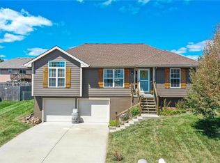 1104 Sunflower St, Smithville, MO 64089