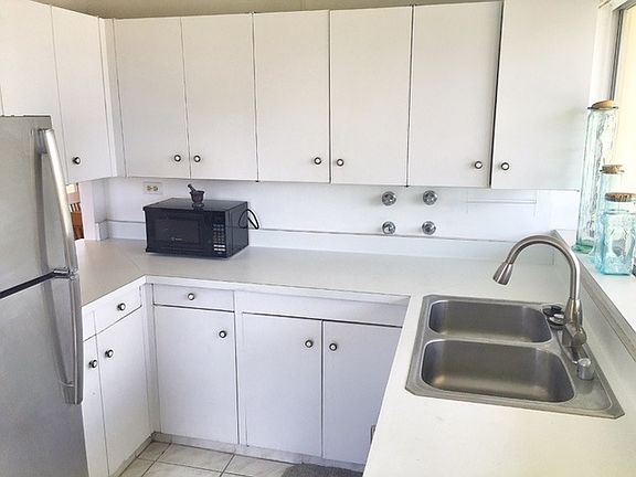 Spacious kitchen with wine fridge