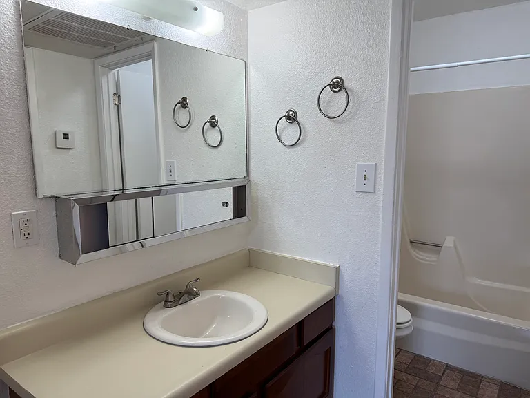 1603 W Denton Ln — Photo 9