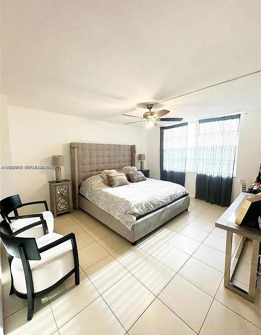 Commodore Plaza Condo — Photo 4