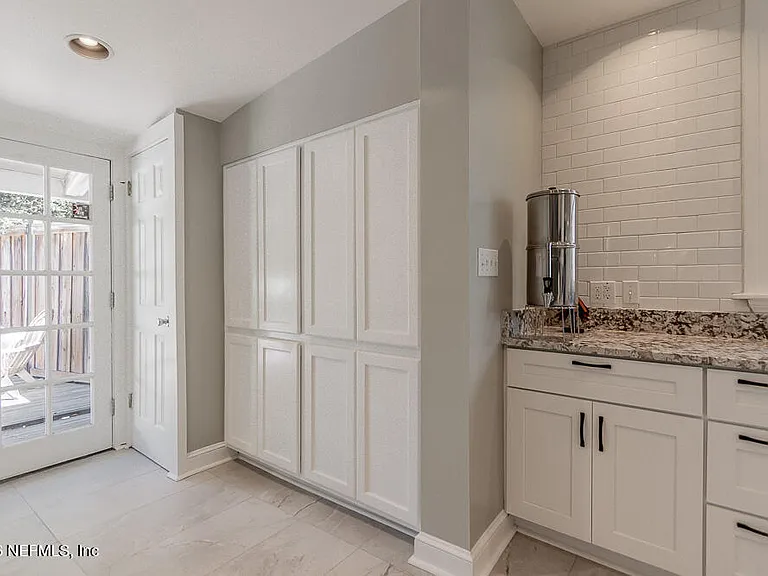 2751 Herschel St — Photo 23