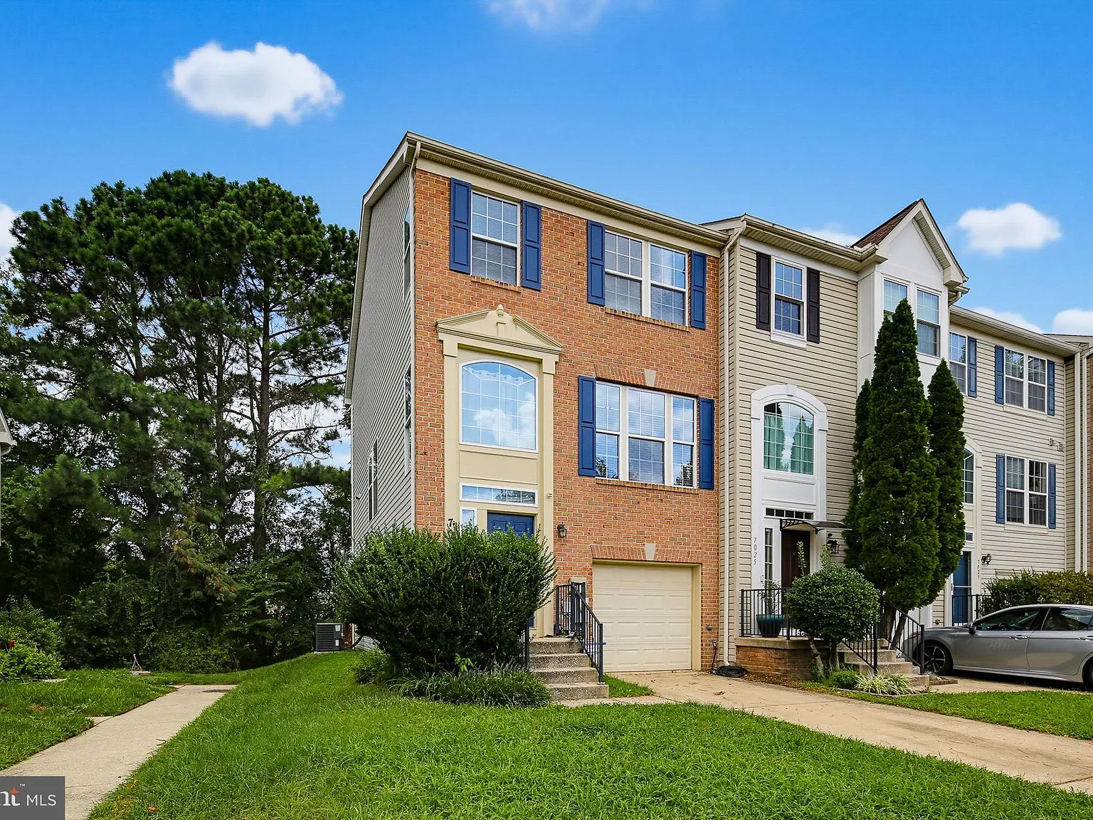 3 bed, 4.0 bath, 1996 sqft, $3,200 — Photo 3
