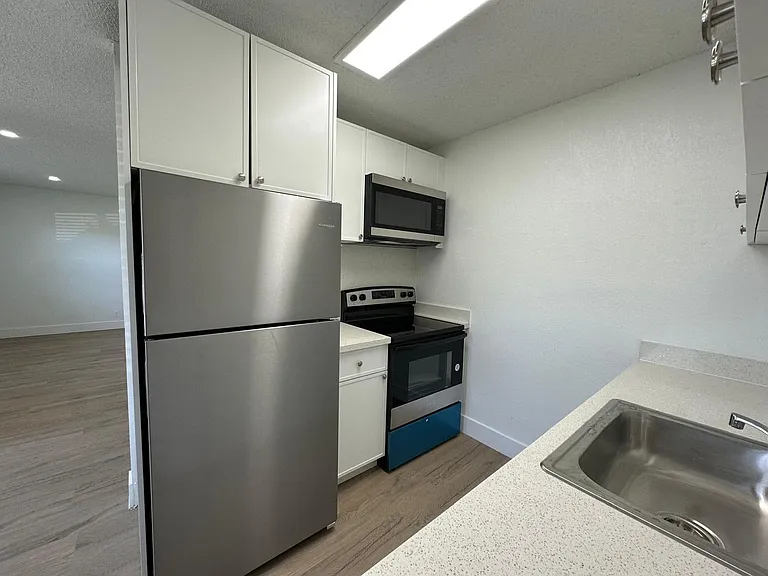 1409-1413 N Dixie Highway | 899 #1041-1045 — Photo 16