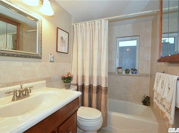 3rd image of 211 Sheridan Blvd