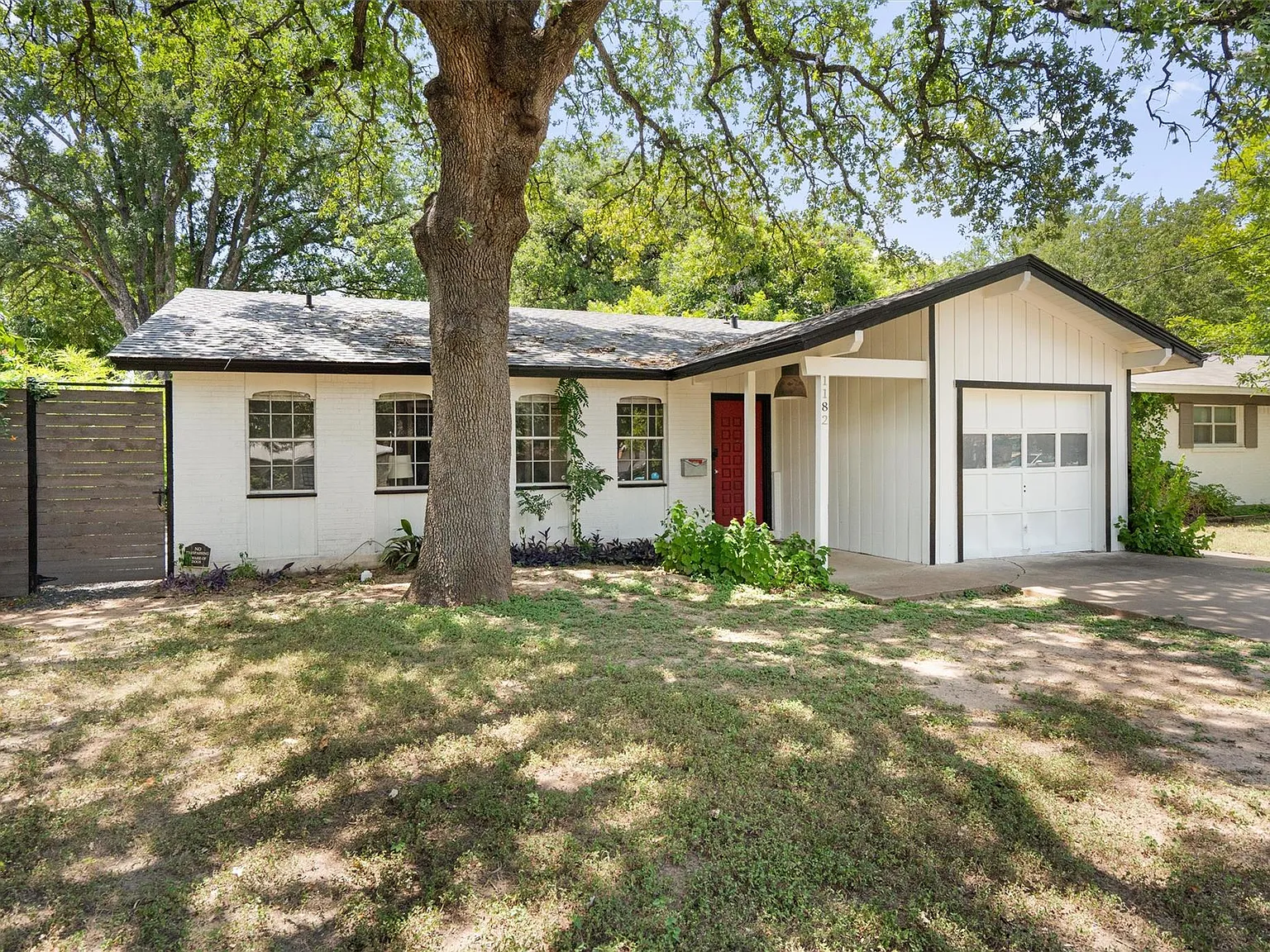 3 bed, 1.5 bath, 1008 sqft, $3,200 — Photo 3