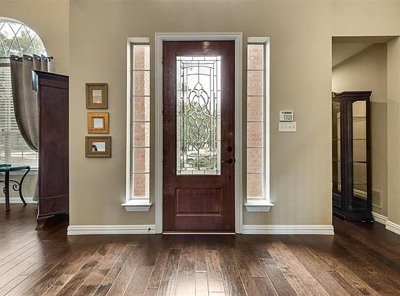 3rd image of 601 Broad Leaf Ln