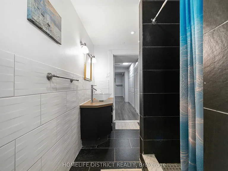 579 Sheppard Ave — Photo 26