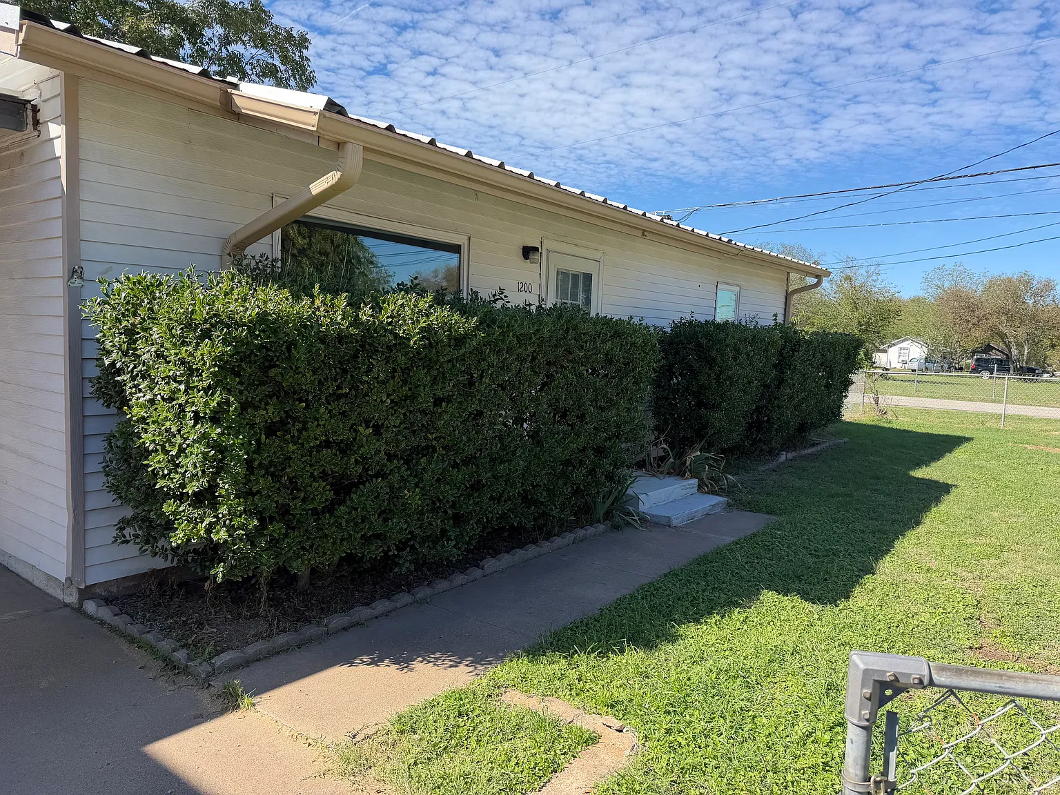 3 bed, 1.5 bath, 1104 sqft, $1,875 — Photo 2