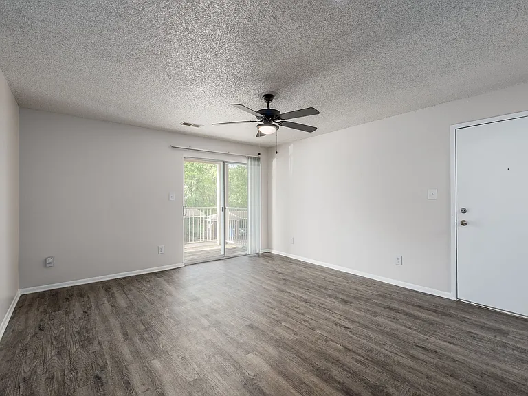 Falcon Point Apartments — Photo 2