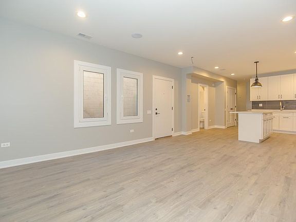 4th image of 3324 N Clark St Rear Ch