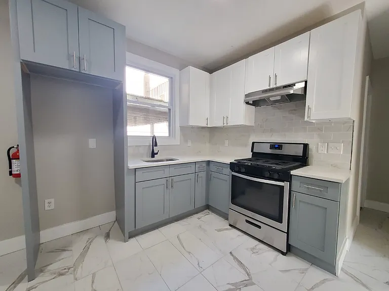 495 S 18th St #5 — Photo 1