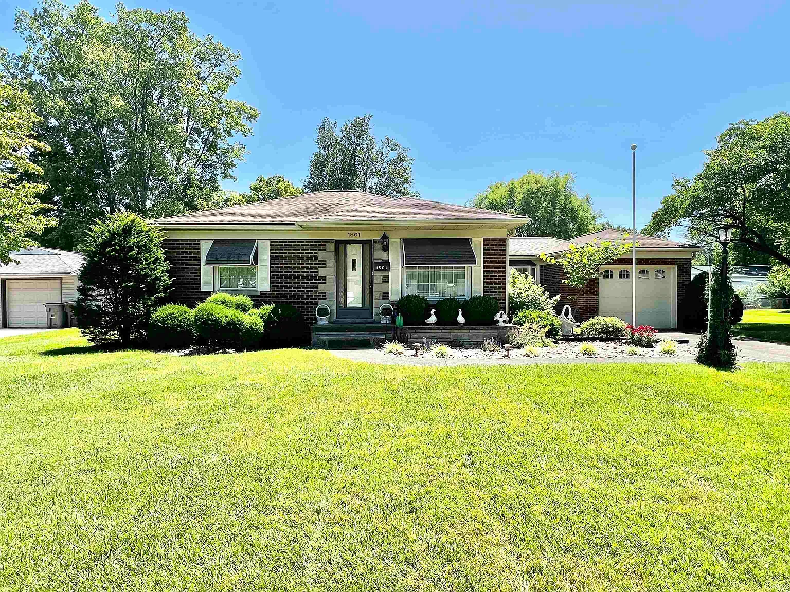 1801 N Villa Dr photo 1