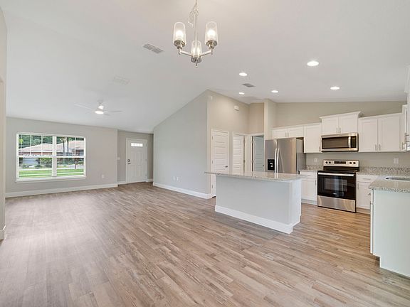 3rd image of 13 Pine Radial Dr