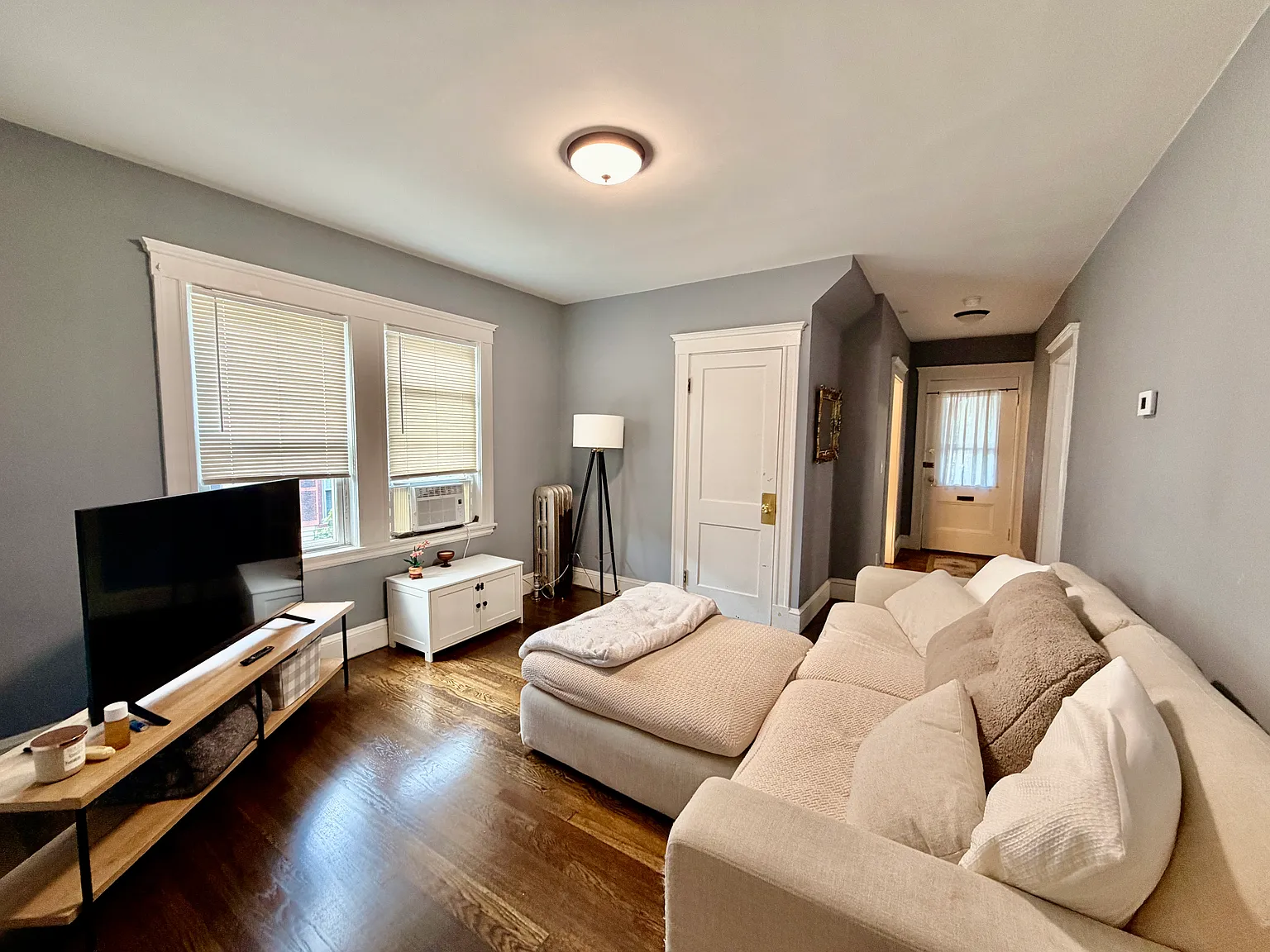 3 bed, 1.5 bath, 1000 sqft, $3,200 — Photo 1