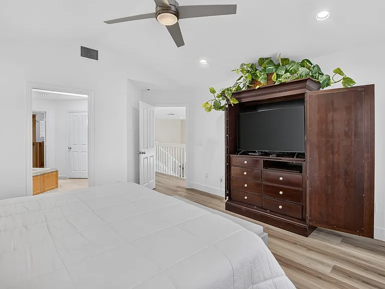 5338 NW 26th Cir — Photo 34