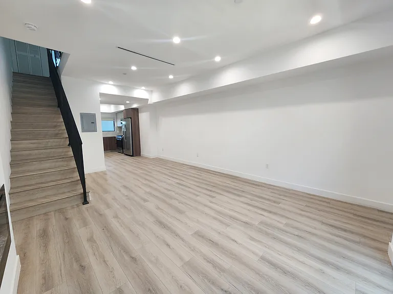 6061 Fulton Ave #4 — Photo 2