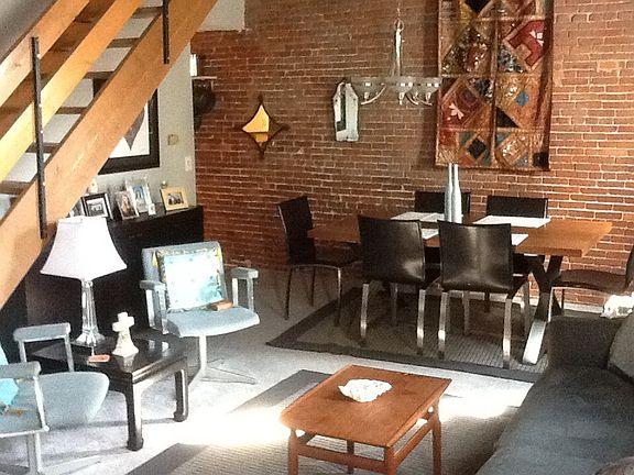 2nd image of 18 Market Sq APT 2