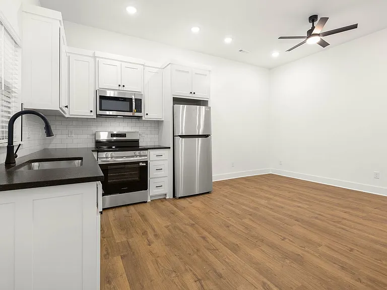 Luxury One Bedroom Townhome Available Now! - In The Heart Of Fayetteville — Photo 13