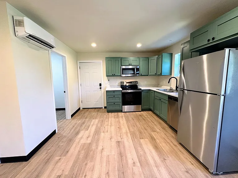 1201-1203 Atrium Ct — Photo 3