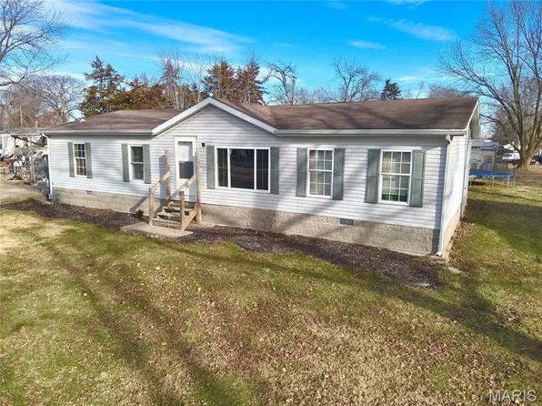 210 S 4th St, La Belle, MO 63447