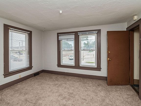 4th image of 114 E Lincoln Way #50010