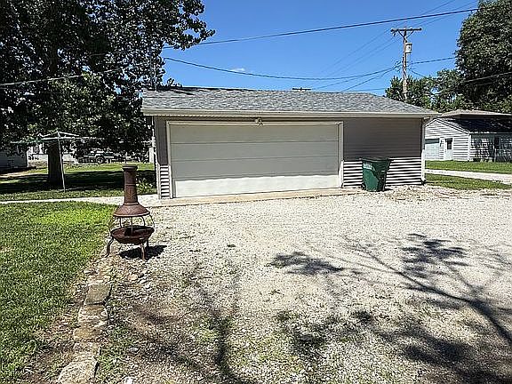 3rd image of 707 Amador St