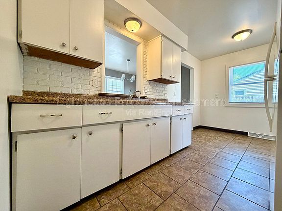 5th image of 1471 Brookmark St SE