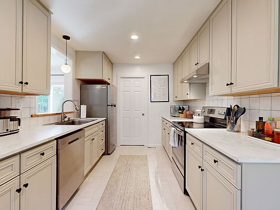 2nd image of 3404 Lallemand Dr