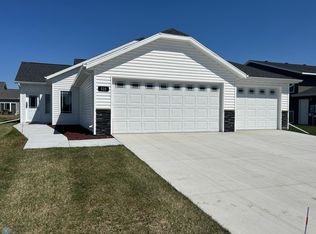 528 Westview Ln E, West Fargo, ND 58078