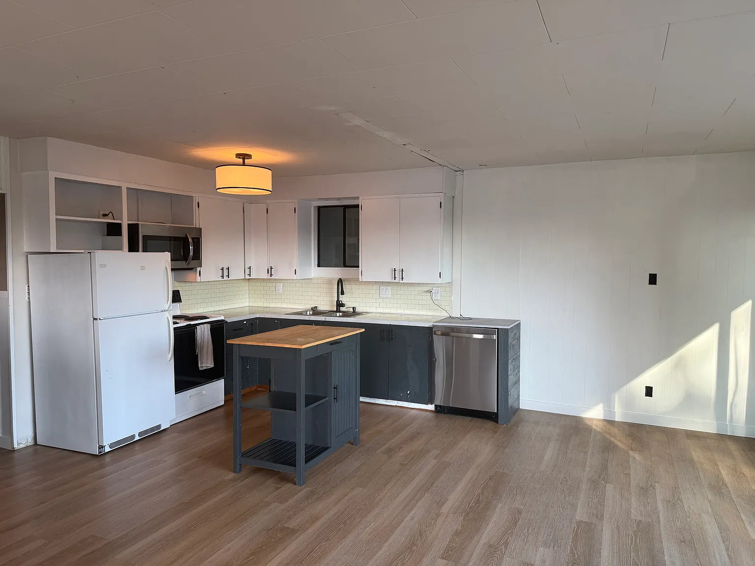 3 bed, 1.5 bath, 1076 sqft, $2,600 — Photo 2