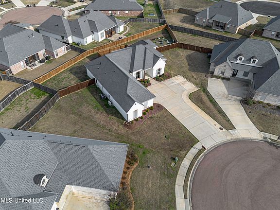 5th image of 705 Queens Ct