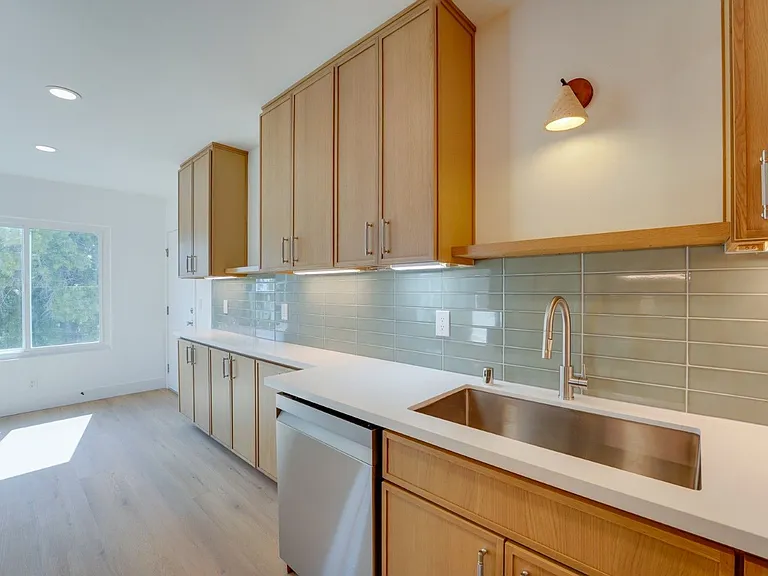 1102 Pacific Beach Dr — Photo 12