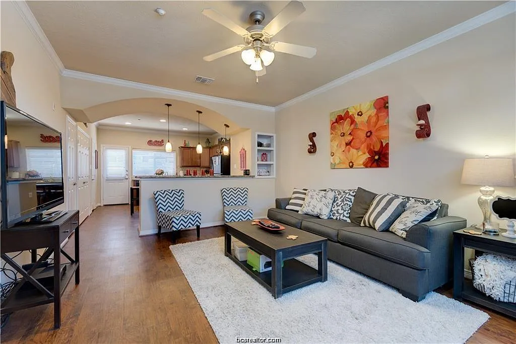 4 bed, 4.5 bath, 1856 sqft, $500 — Photo 2