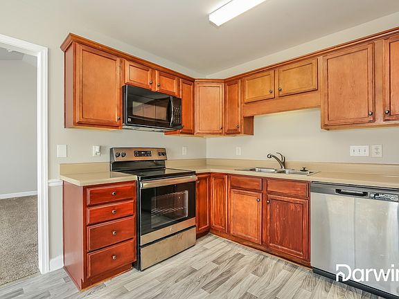 3rd image of 1612 Faircrest Ln