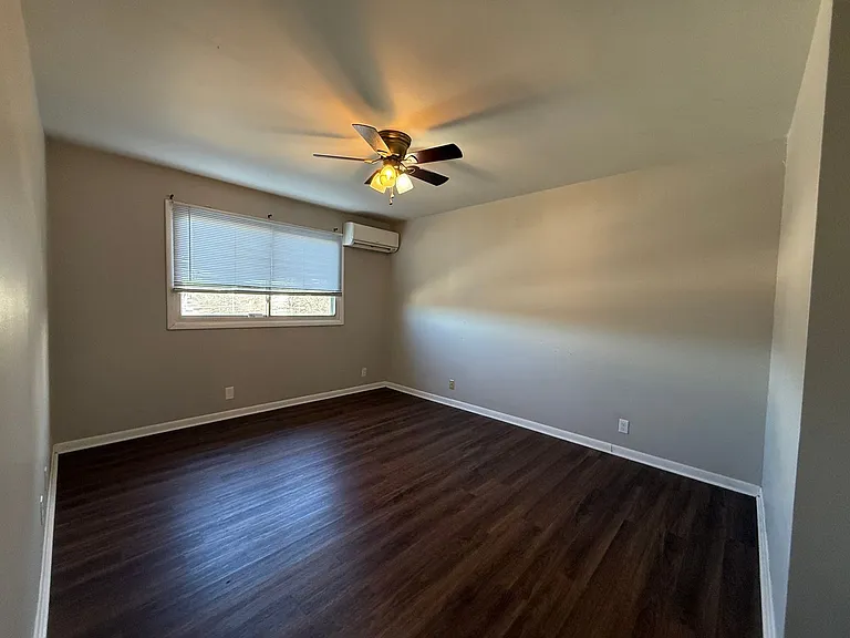 Executive House Apartments — Photo 51