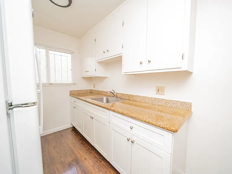 9309 Bancroft Ave — Photo 4