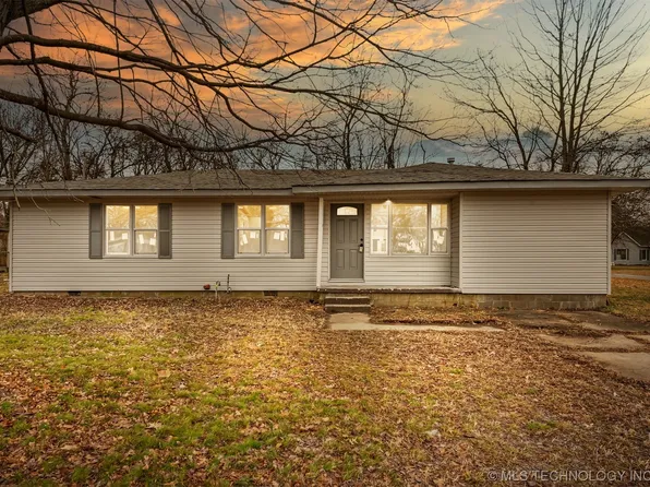 802 SE 7th St, Wagoner, OK 74467