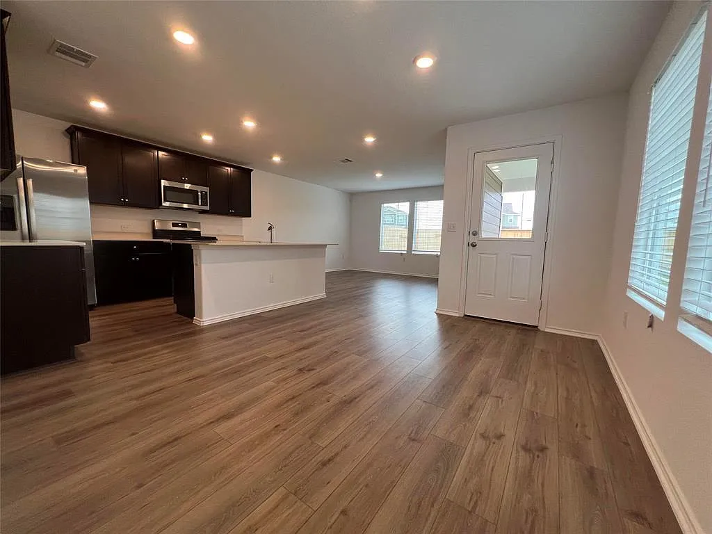 3 bed, 2.0 bath, 1646 sqft, $1,900 — Photo 3
