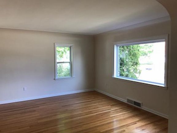 3rd image of 4585 Oak St